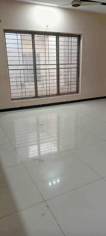 Valencia 1 kanal Upper portion For rent 3