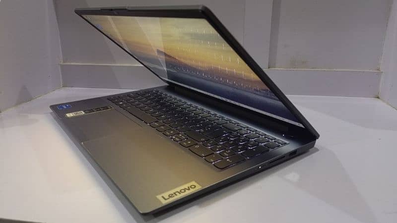 Lenovo IdeaPad Slim 3 15IRH8 i5-13420H 0