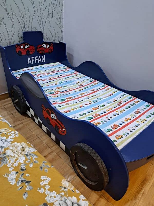 kids wooden bed with mattres. 9.5/10 4