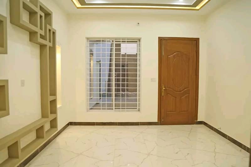 1 KANAL HOUSE AVAIALBLE FOR SALE IN DHA LHAORE 5