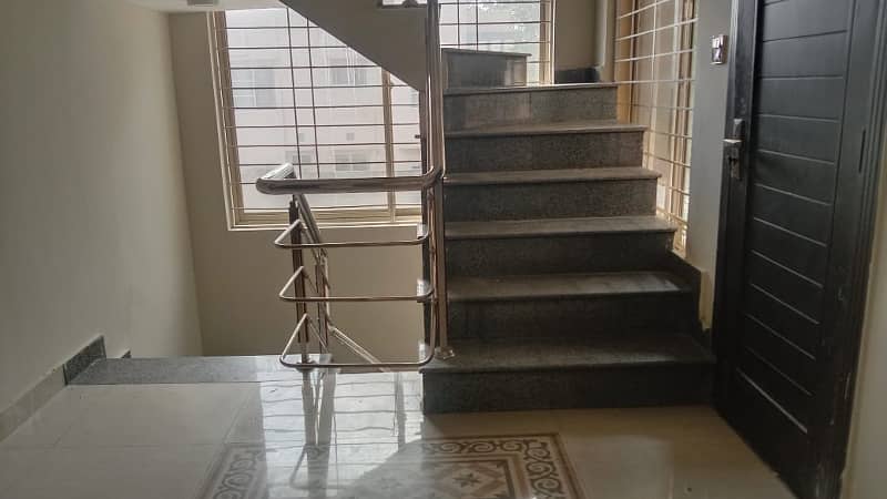 10 Marla Upper Portion For Rent in Bahria Town Lahore 18