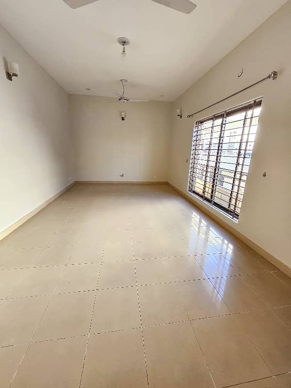 14 Marlas Tile Flooring Separate Gate All Facilities G-13/3 8