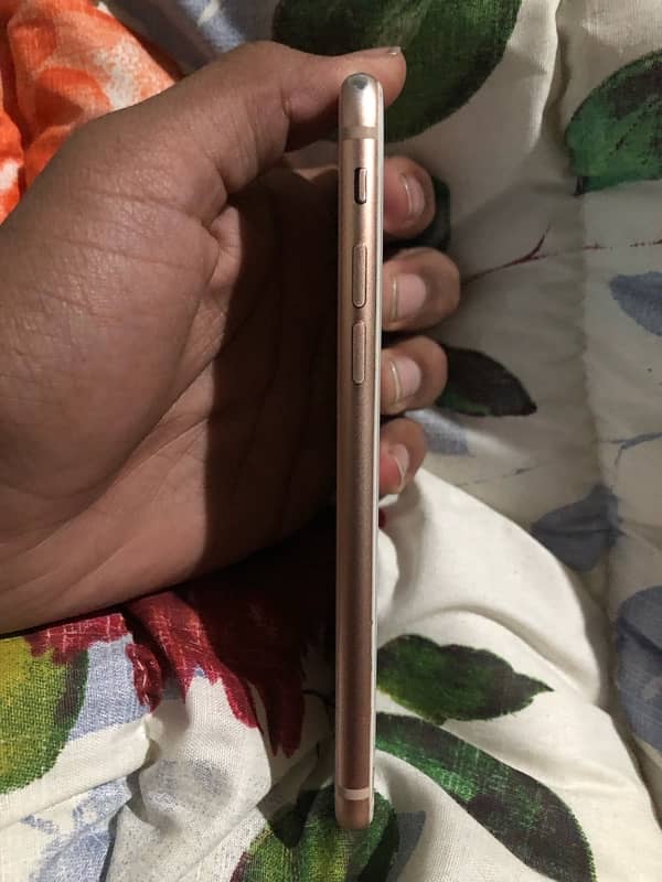 iPhone 8 Gold 5