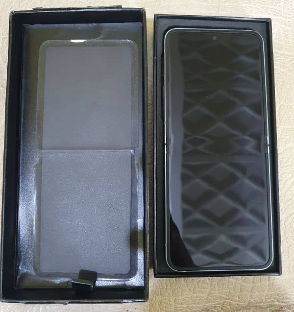 SAMSUNG Z FLIP 6 BRAND NEW 1