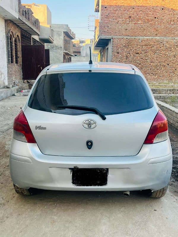 vitz silver color fully automatic A1 condition punjab num urgent sale 1