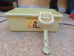 Cat litter tray with litter scoop