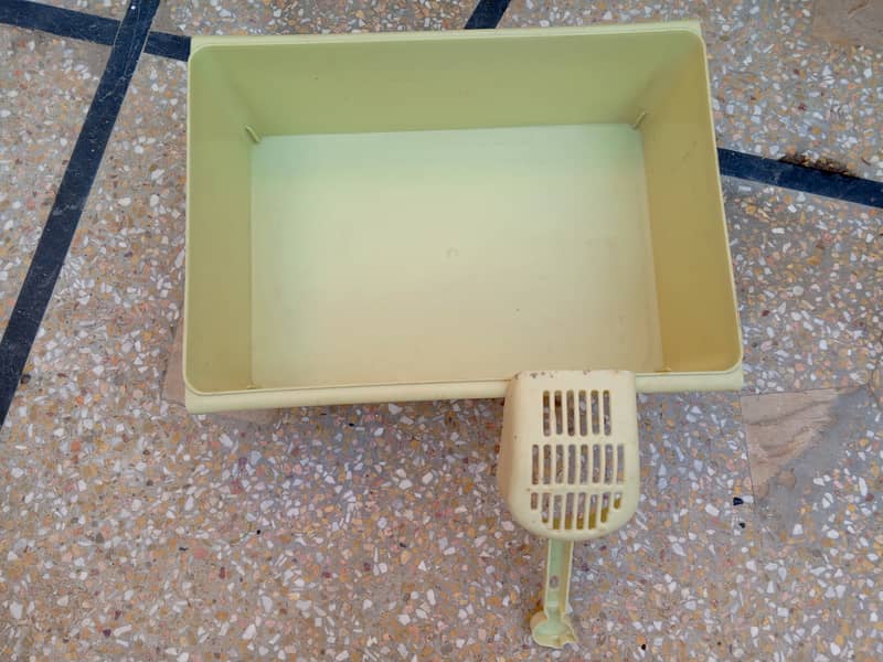 Cat litter tray with litter scoop 1