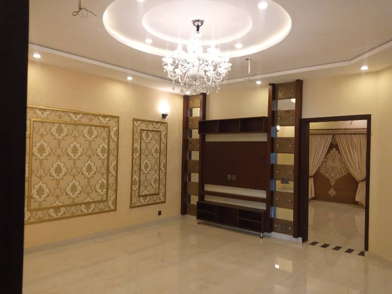 10 Marla Luxury House Available For Sale in Jasmine Block Bahria Town Lahore 10