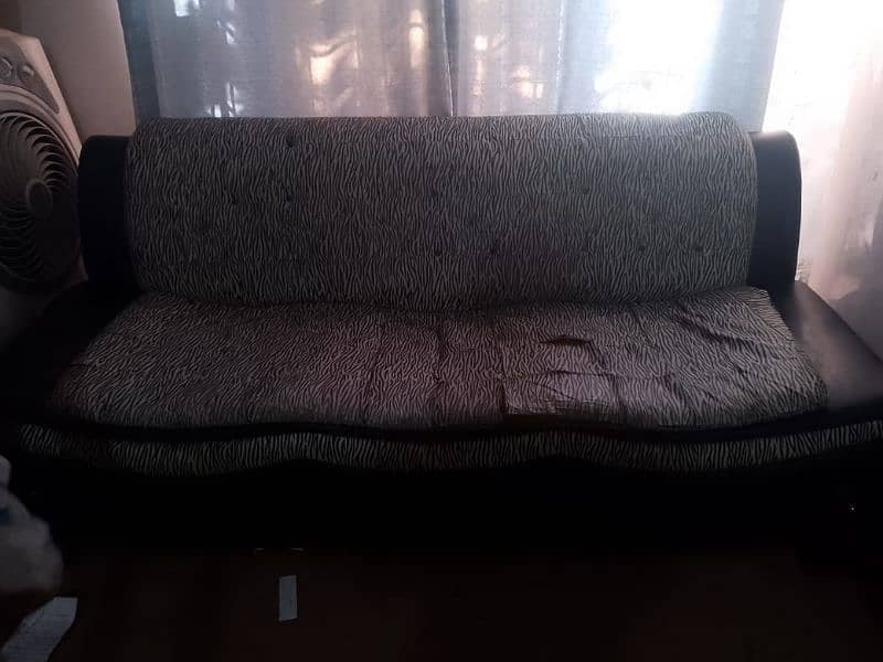 sofa set in  good condition available in chaklala scheme iii 4