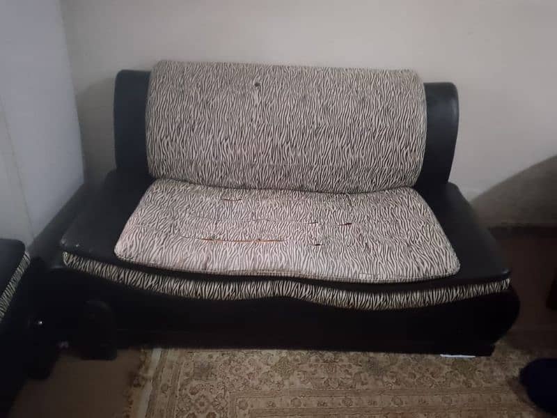 sofa set in  good condition available in chaklala scheme iii 5