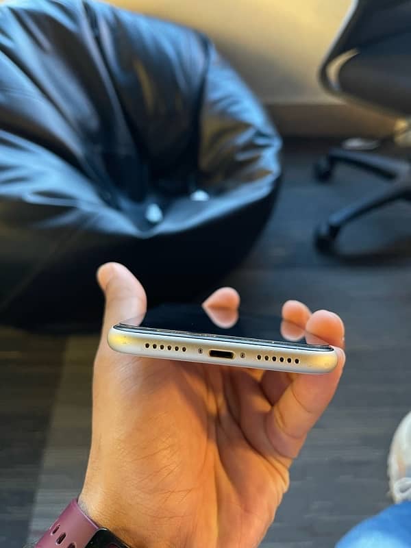 Iphone 11 factory unlock white 1