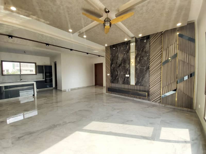 500sq yd Luxury Villa FOR SALE. 2km from Entrance of BTK. 6 Bed DDL 2 Kitchens 0