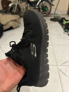 sketchers black sneakers