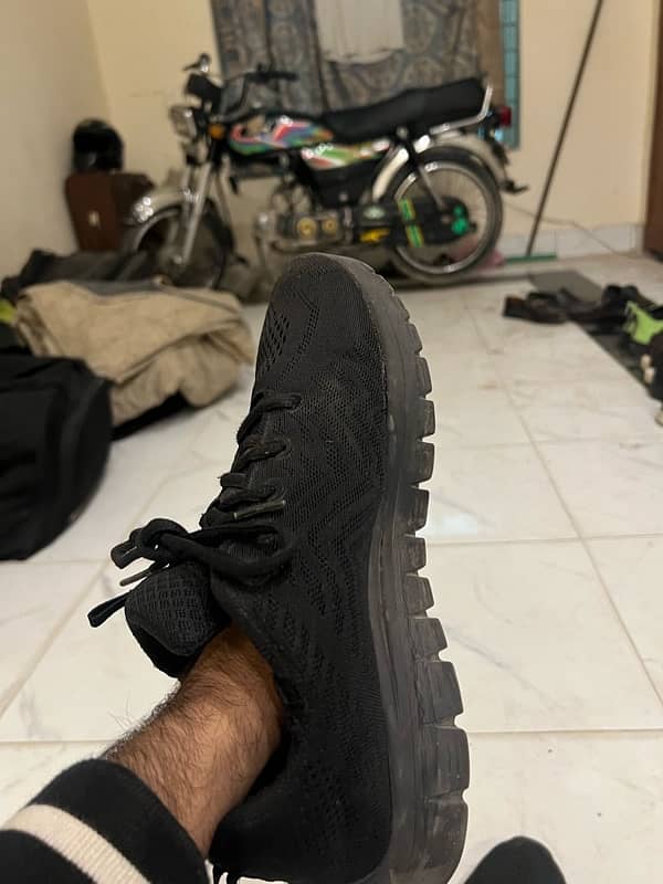 sketchers black sneakers 4