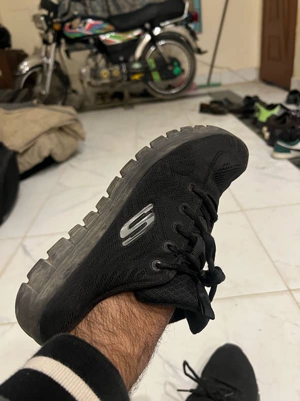 sketchers black sneakers 5