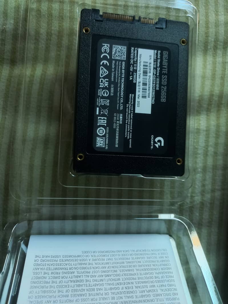 GIGABYTE 256 GB SSD 1