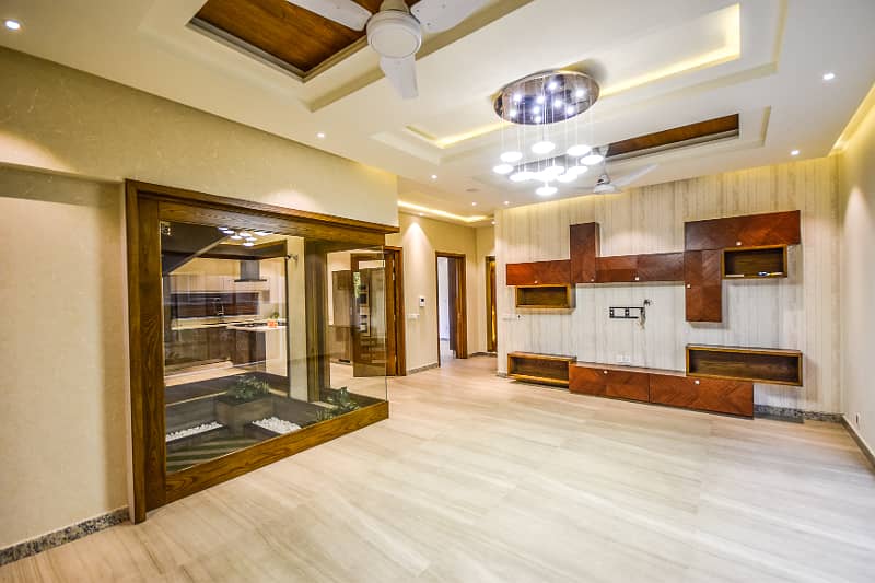 1 KANAL MODERN DESIGN LUXURY VILLA FOR SALE NEAR TO PARK. 9