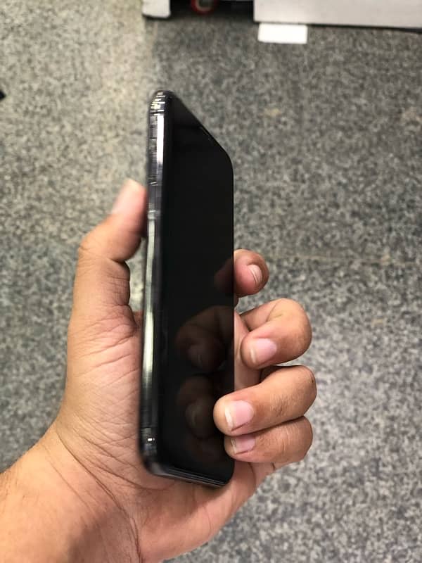 I am selling my iPhone X 256gb pta approved 10/10 condition 2