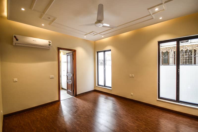 1 KANAL FULL BASEMENT HOUSE FOR SALE NEAR TO PARK 16