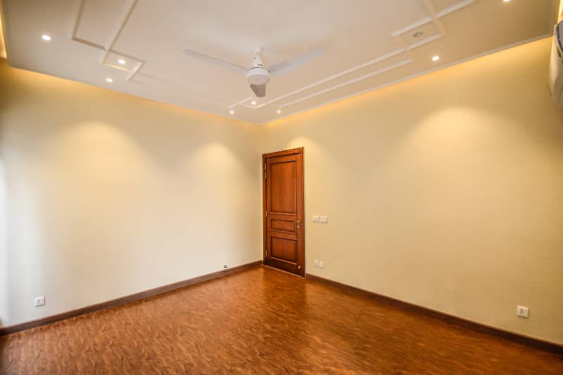 1 KANAL FULL BASEMENT HOUSE FOR SALE NEAR TO PARK 17