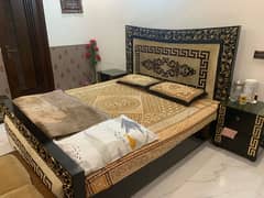 kind bed set with dressing and side table