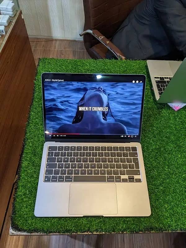 macbook air 2022 model space grey 8gb ram 256gb ssd 3