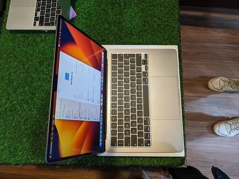 macbook air 2022 model space grey 8gb ram 256gb ssd 9