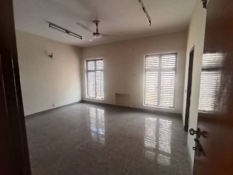 10 MARLA UPPER PORTION FOR RENT IN DHA PHASE 1 NEAR MASJID MARKET PARK 4