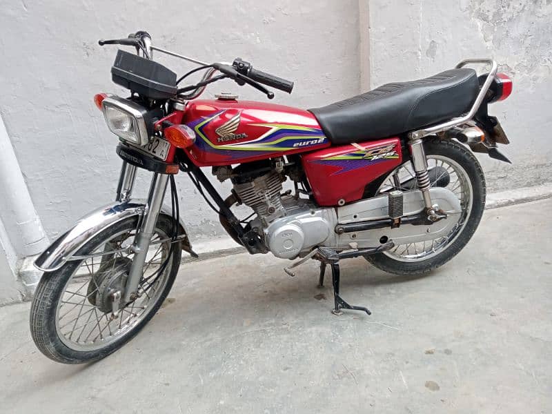 Honda 125 model 2017 A red colour good condition golden number 0