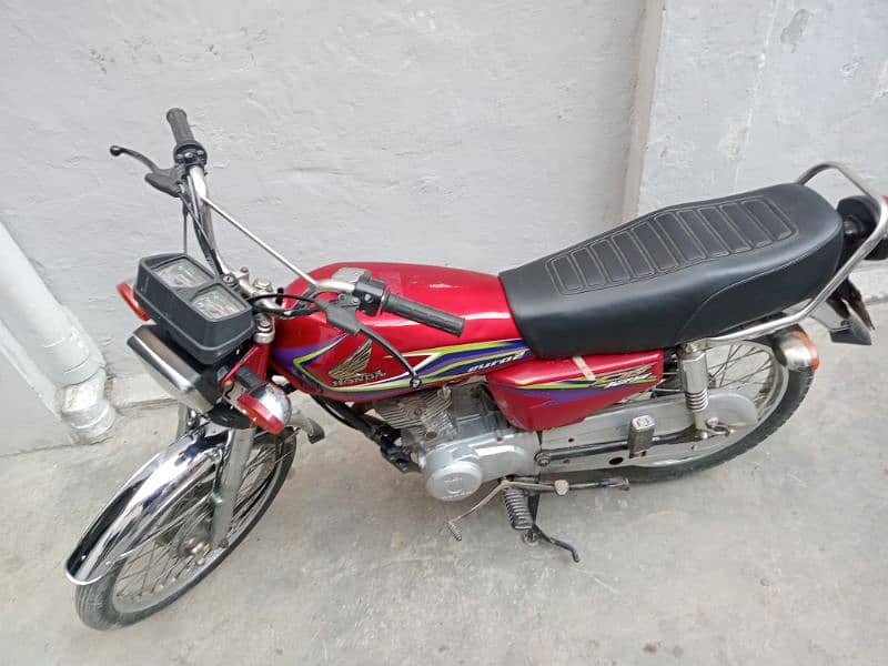 Honda 125 model 2017 A red colour good condition golden number 2