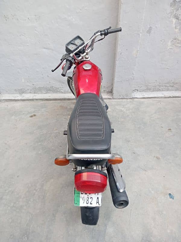 Honda 125 model 2017 A red colour good condition golden number 4