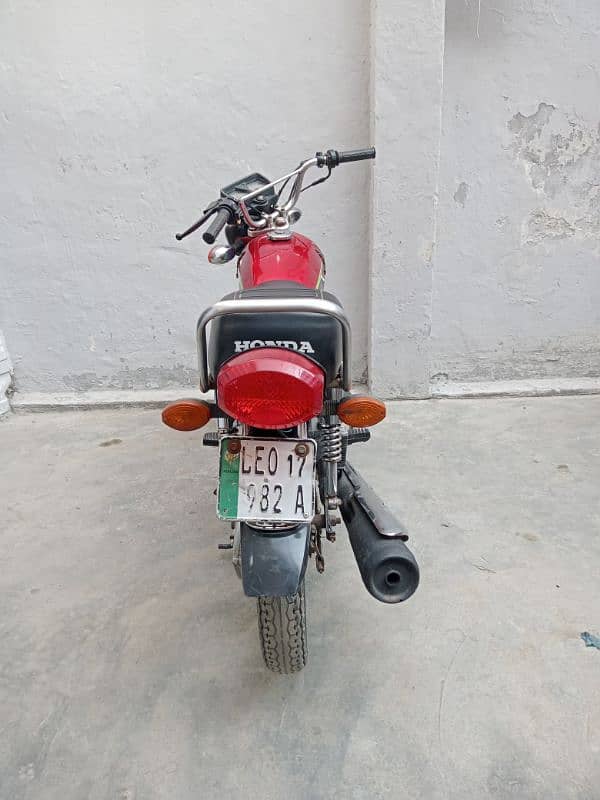 Honda 125 model 2017 A red colour good condition golden number 5