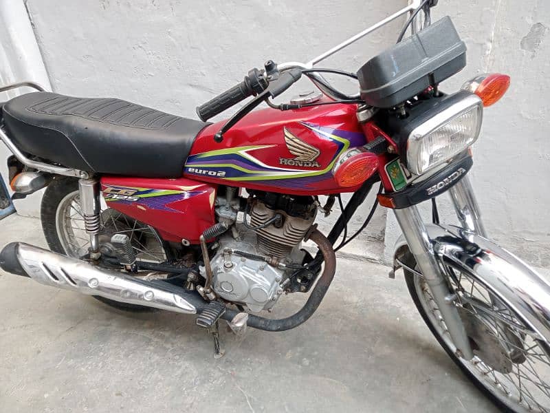 Honda 125 model 2017 A red colour good condition golden number 6