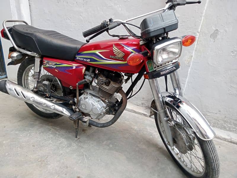 Honda 125 model 2017 A red colour good condition golden number 7