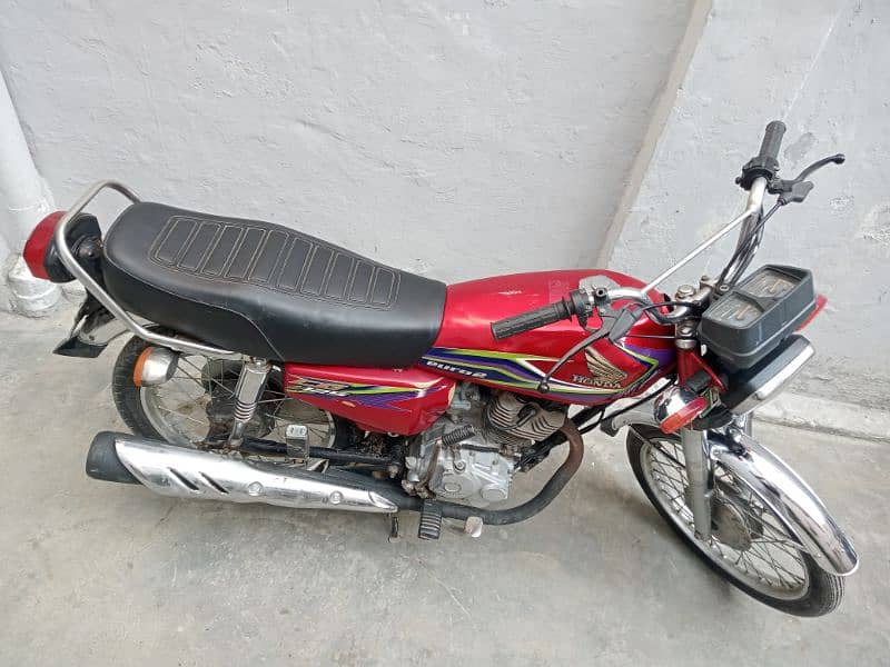 Honda 125 model 2017 A red colour good condition golden number 8