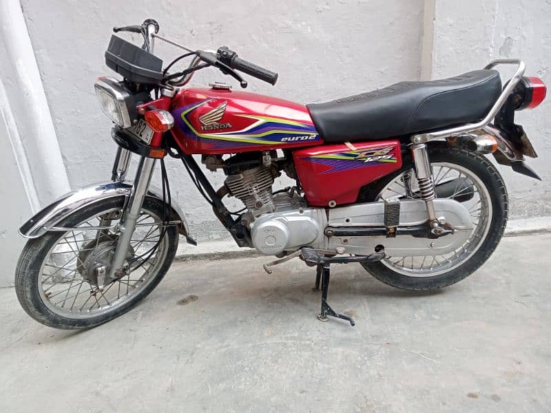 Honda 125 model 2017 A red colour good condition golden number 9