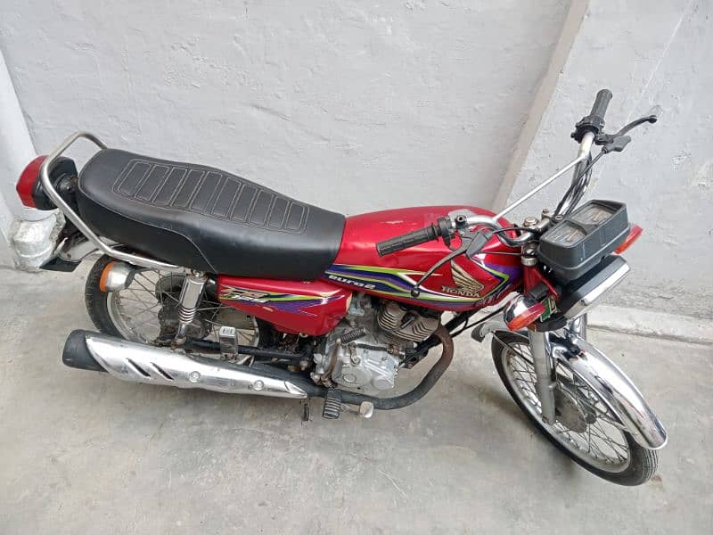 Honda 125 model 2017 A red colour good condition golden number 10