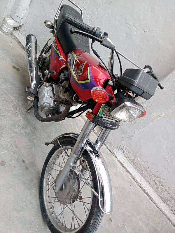 Honda 125 model 2017 A red colour good condition golden number 11