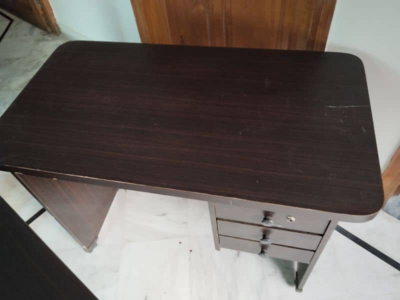 Office Table computer Table in good condition 2