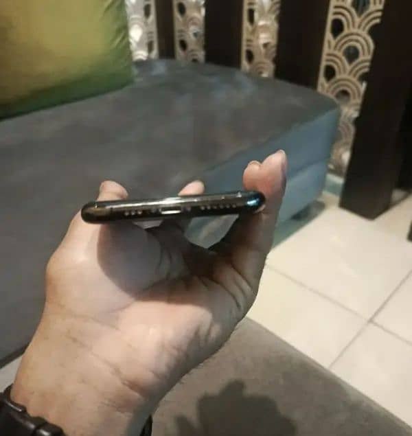 urgent sale iPhone XS 5