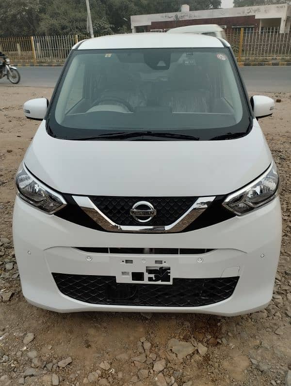 Nissan Dayz 2023/24 pearl white full option 1