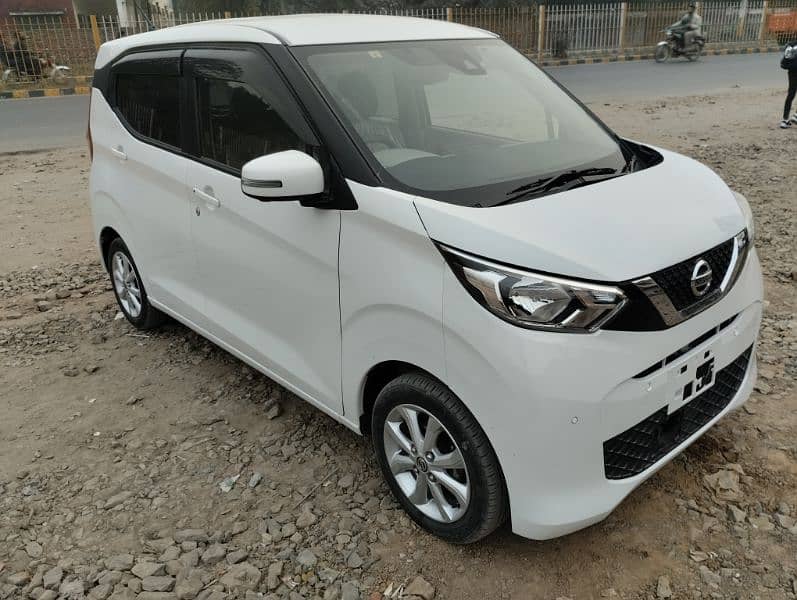 Nissan Dayz 2023/24 pearl white full option 2