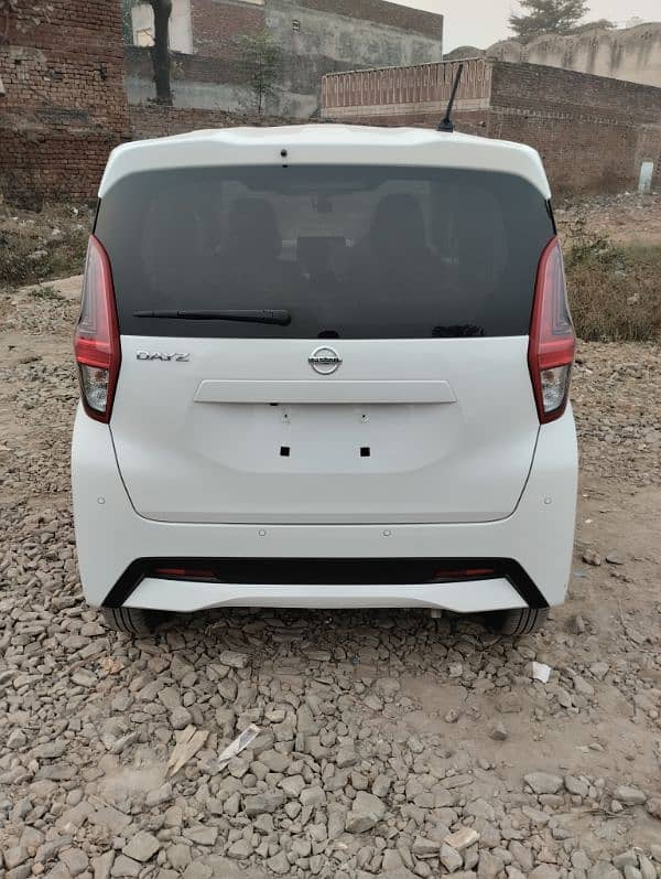 Nissan Dayz 2023/24 pearl white full option 6