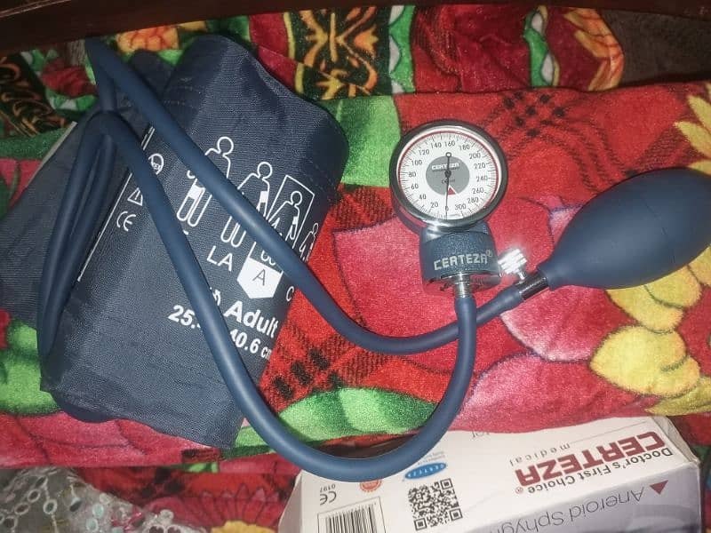 sphygmomanometer (device that measures blood pressure) 0