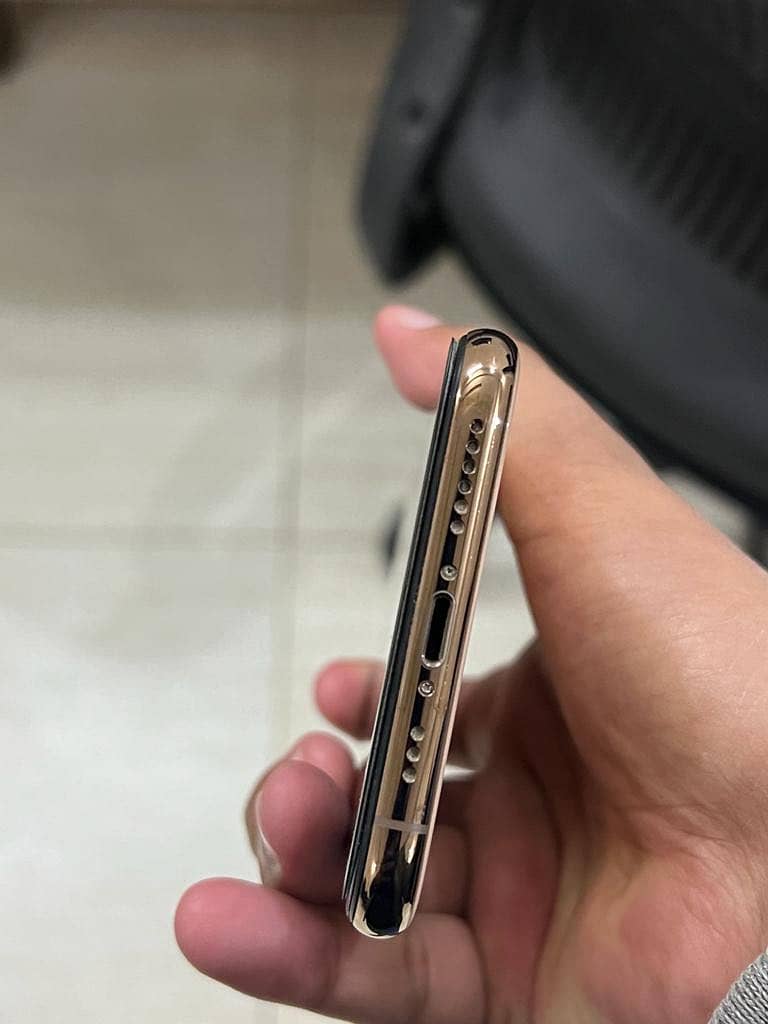 Apple iPhone XS golden colour jv 1