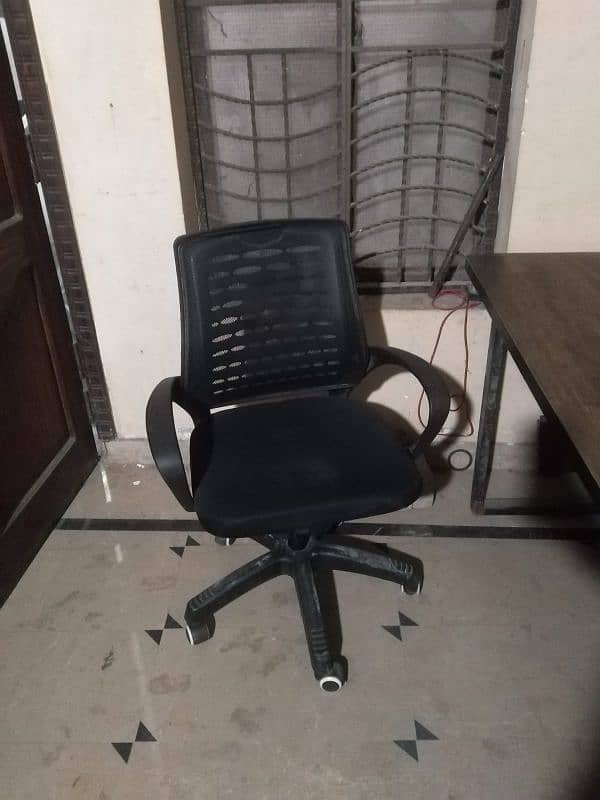 Office Chair Black Color And White Tabel 0