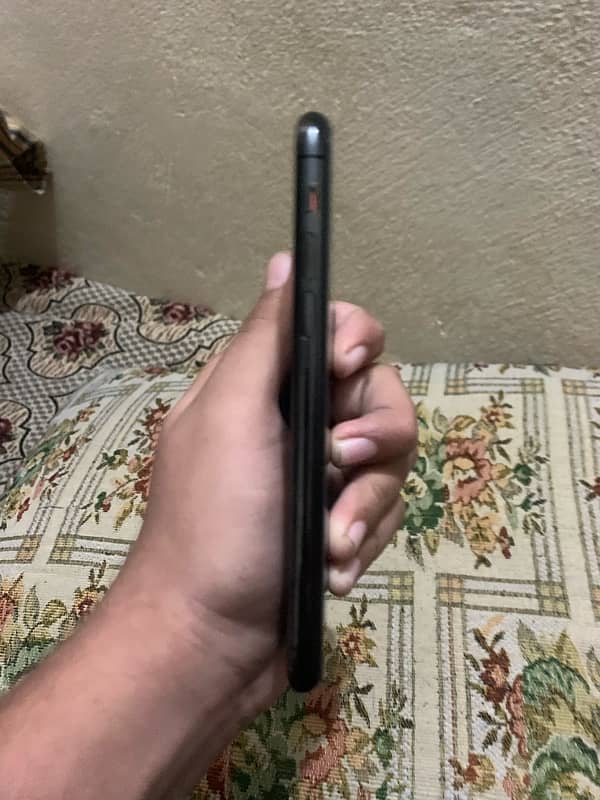 iPhone 11 Pro (space gray) 2