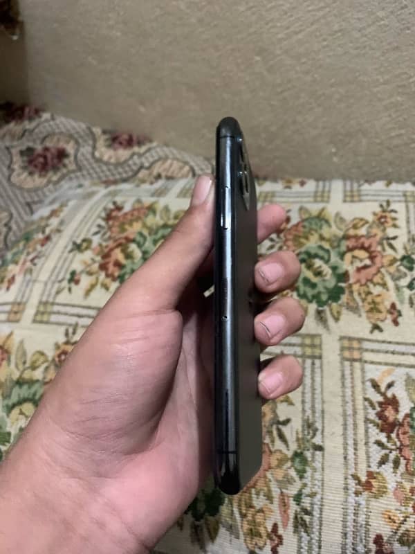 iPhone 11 Pro (space gray) 5