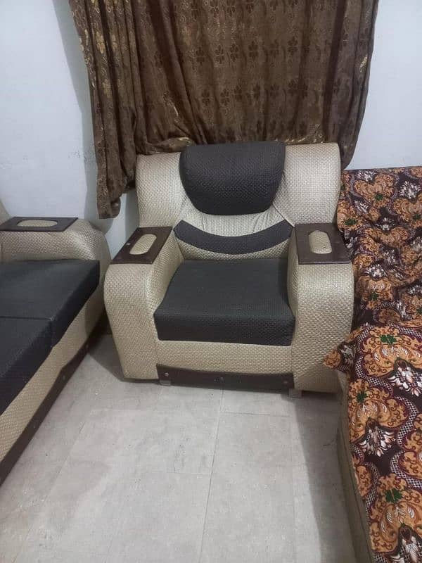 Urgent Sale 6 Seater Sofa Set 3