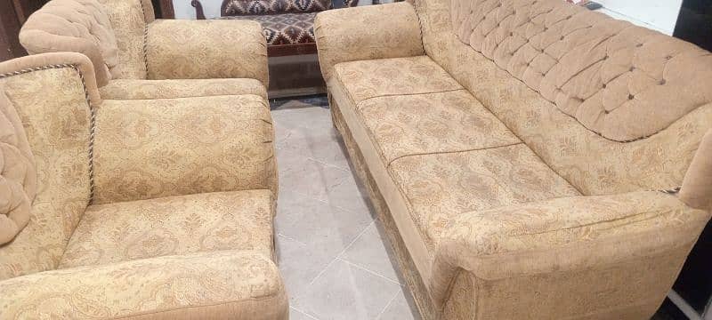 5 seater 9/10 condition sofa set urgent sale 1